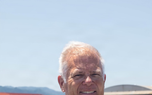Retired U.S. Marine Corps Captain Visits MCAS Iwakuni