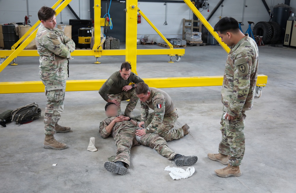 U.S. Army, French soldiers exchange combat lifesaver techniques in Estonia
