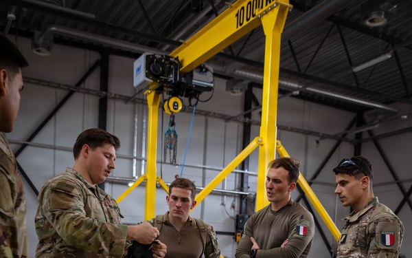 U.S. Army, French soldiers exchange combat lifesaver techniques in Estonia