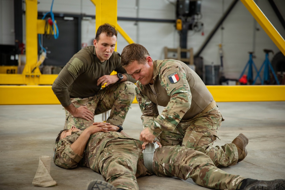U.S. Army, French soldiers exchange combat lifesaver techniques in Estonia