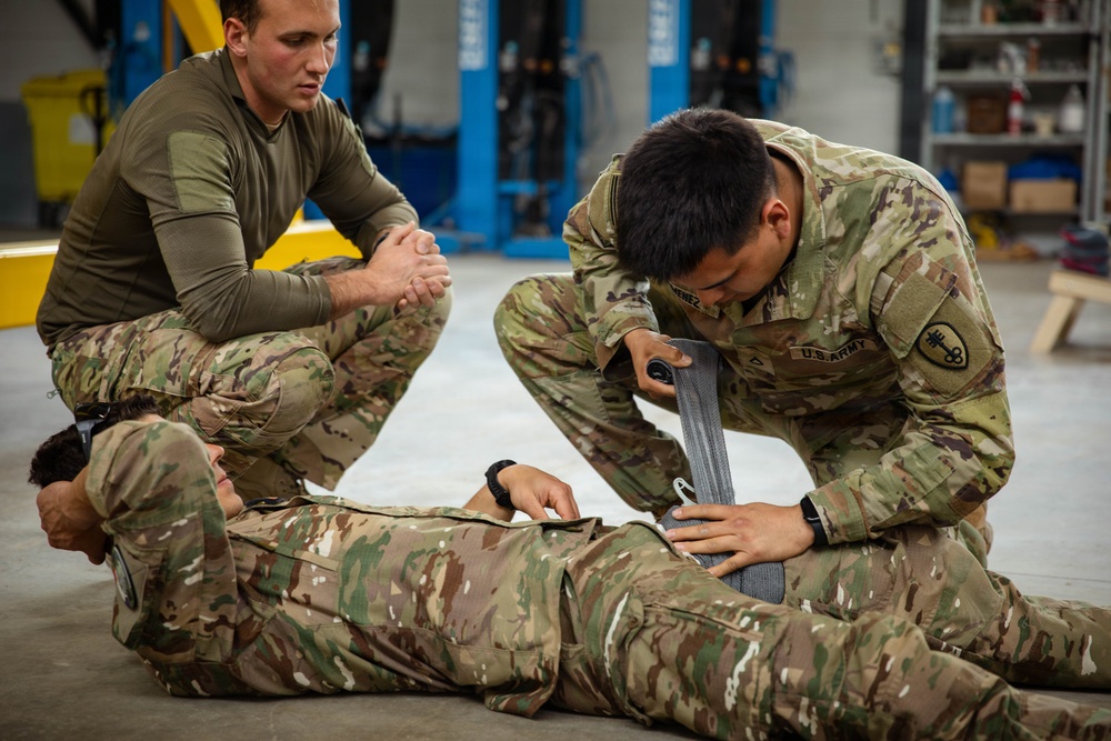 U.S. Army, French soldiers exchange combat lifesaver techniques in Estonia