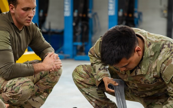 U.S. Army, French soldiers exchange combat lifesaver techniques in Estonia