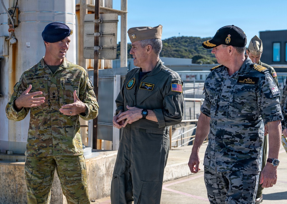 U.S. Pacific Fleet Commander tours HMAS Stirling during his travel to Perth, Australia
