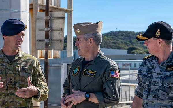 U.S. Pacific Fleet Commander tours HMAS Stirling during his travel to Perth, Australia