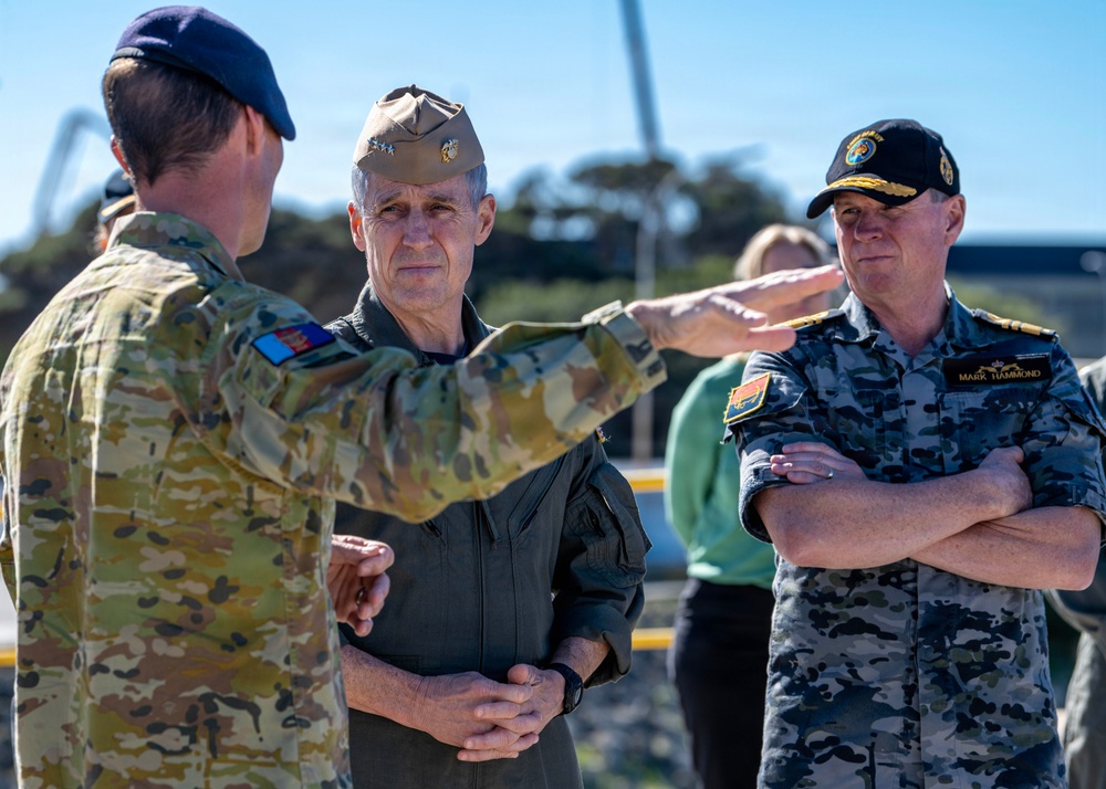 U.S. Pacific Fleet Commander tours HMAS Stirling during his travel to Perth, Australia
