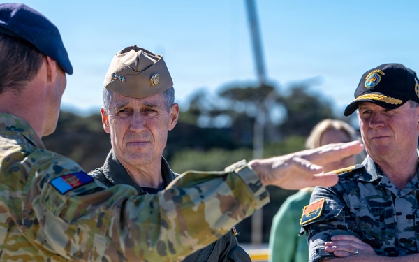U.S. Pacific Fleet Commander tours HMAS Stirling during his travel to Perth, Australia