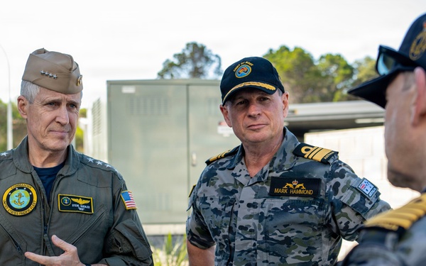 U.S. Pacific Fleet Commander tours HMAS Stirling during his travel to Perth, Australia