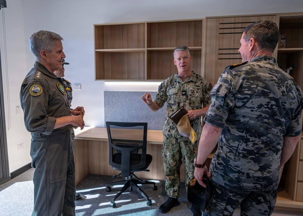 U.S. Pacific Fleet Commander tours HMAS Stirling during his travel to Perth, Australia