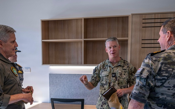 U.S. Pacific Fleet Commander tours HMAS Stirling during his travel to Perth, Australia