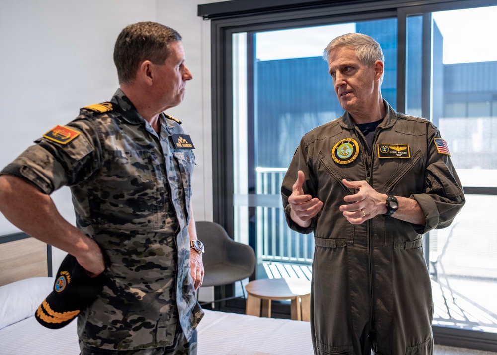 U.S. Pacific Fleet Commander tours HMAS Stirling during his travel to Perth, Australia
