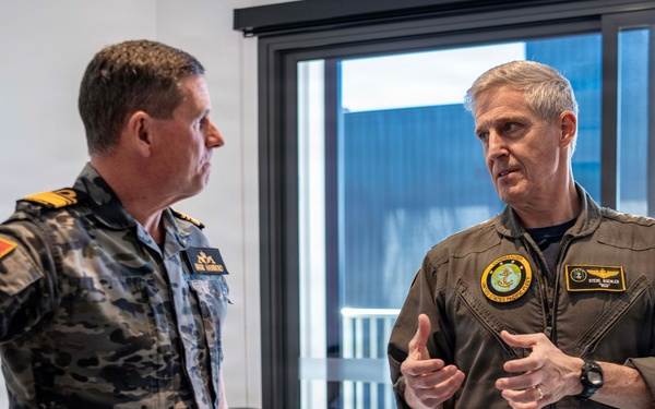 U.S. Pacific Fleet Commander tours HMAS Stirling during his travel to Perth, Australia