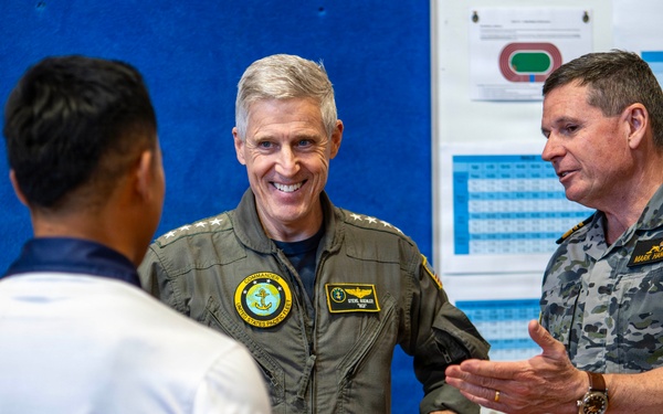 U.S. Pacific Fleet Commander tours HMAS Stirling during his travel to Perth, Australia