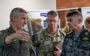 U.S. Pacific Fleet Commander tours HMAS Stirling during his travel to Perth, Australia