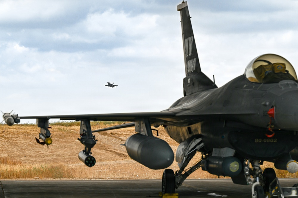 F-16 Fighting Falcons Takeoff