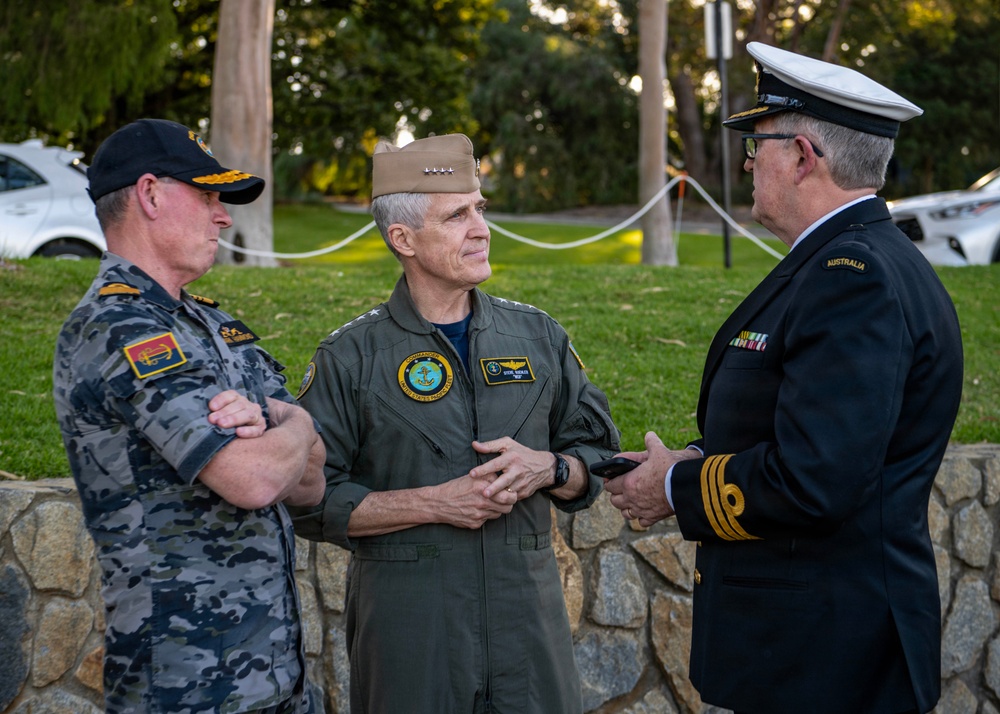 Commander, U.S. Pacific Fleet, visits site of plaque given to Western Australia by CINCPACFLT in May 1982