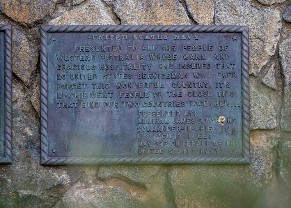 Commander, U.S. Pacific Fleet, visits site of plaque given to Western Australia by CINCPACFLT in May 1982