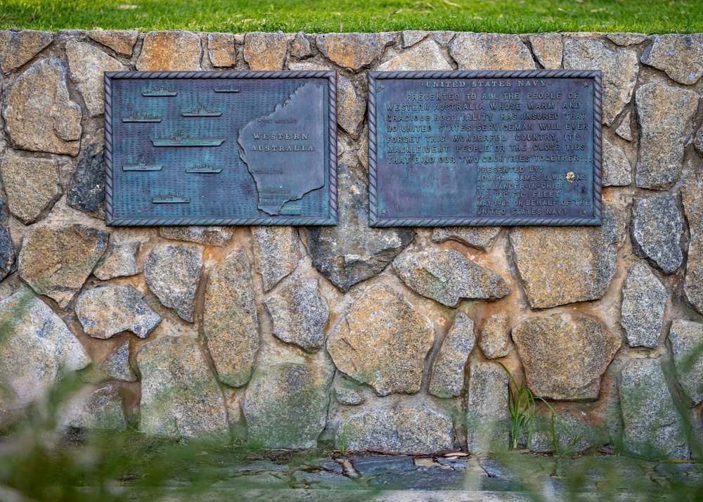 Commander, U.S. Pacific Fleet, visits site of plaque given to Western Australia by CINCPACFLT in May 1982