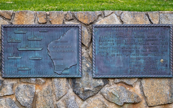 Commander, U.S. Pacific Fleet, visits site of plaque given to Western Australia by CINCPACFLT in May 1982