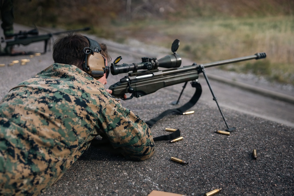U.S. Recon Marines train with Finnish weapons, boats in Finland