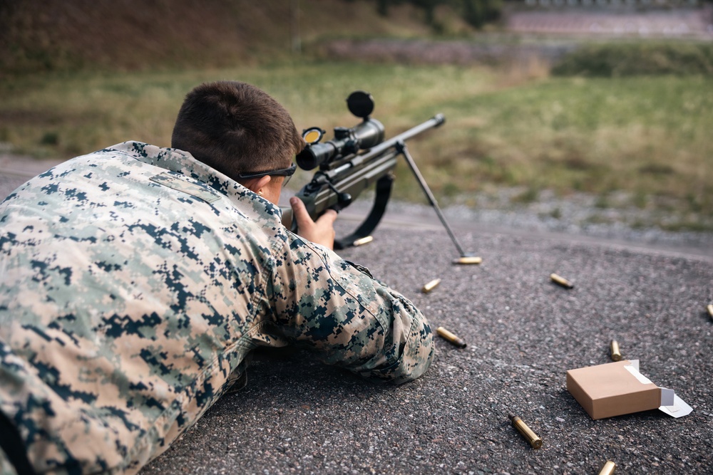 U.S. Recon Marines train with Finnish weapons, boats in Finland