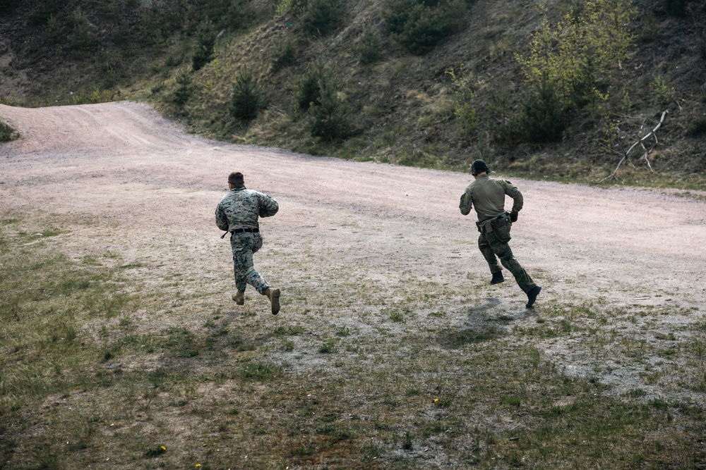 U.S. Recon Marines train with Finnish weapons, boats in Finland