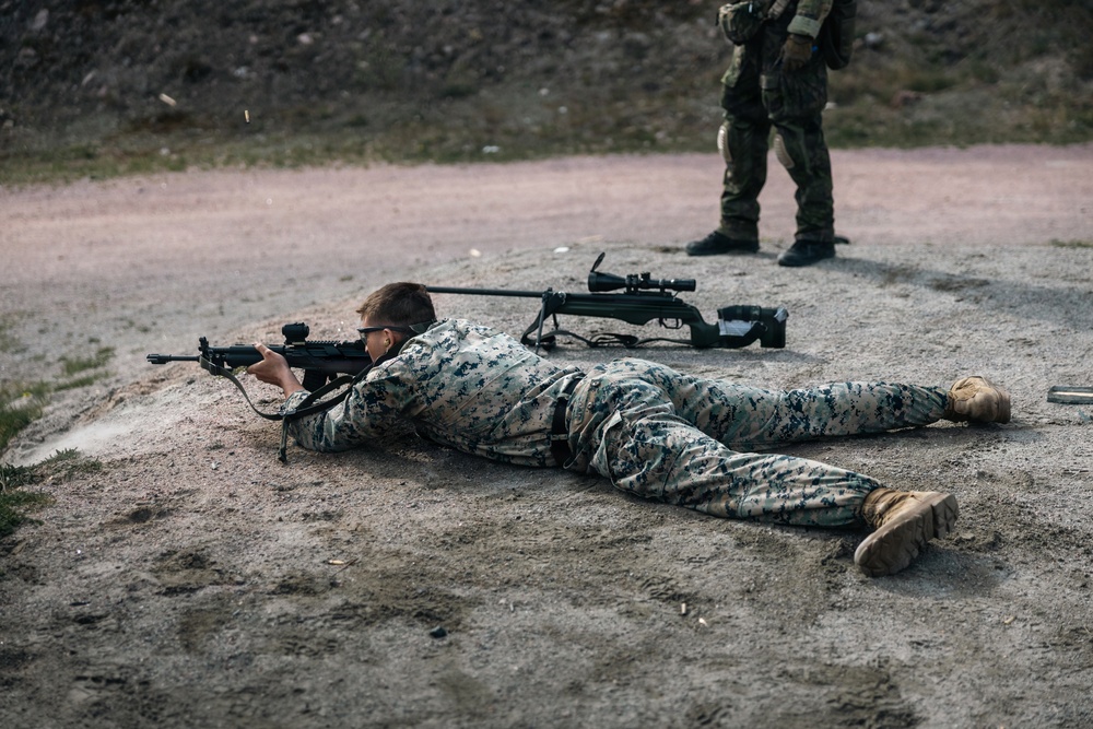 U.S. Recon Marines train with Finnish weapons, boats in Finland