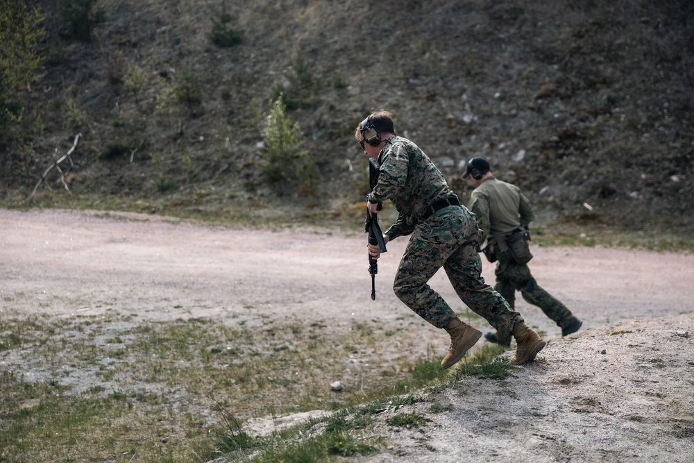 U.S. Recon Marines train with Finnish weapons, boats in Finland