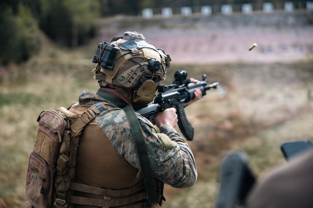U.S. Recon Marines train with Finnish weapons, boats in Finland
