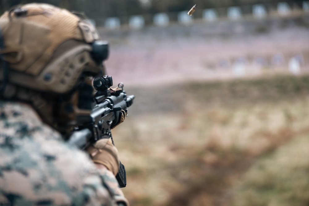 U.S. Recon Marines train with Finnish weapons, boats in Finland