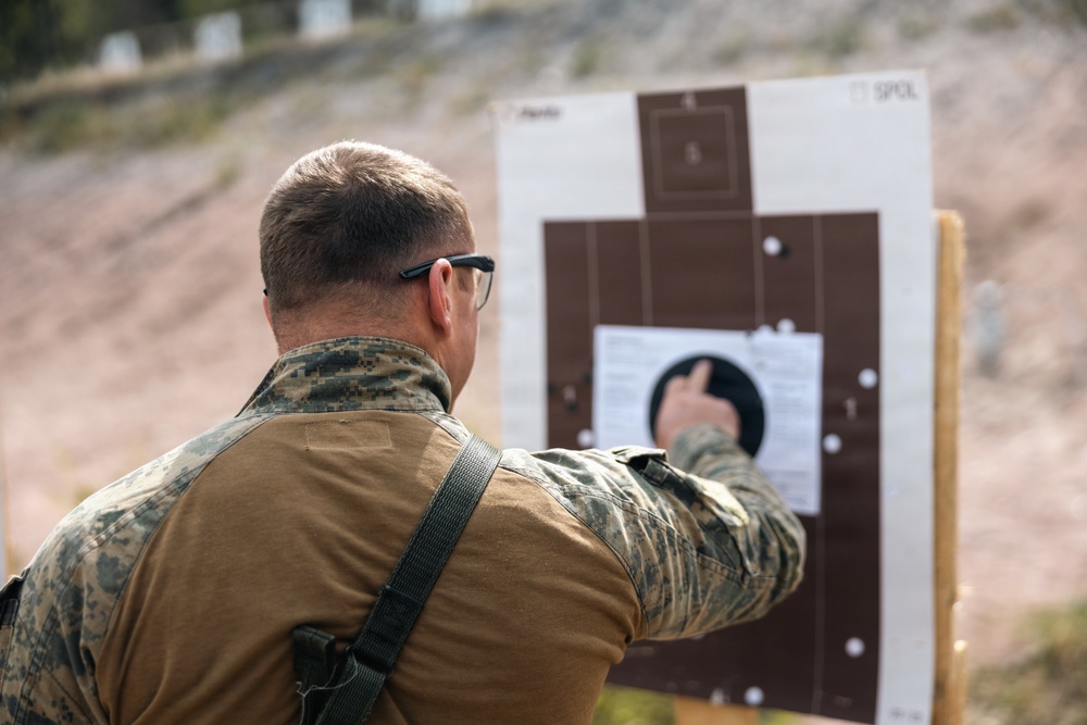 U.S. Recon Marines train with Finnish weapons, boats in Finland