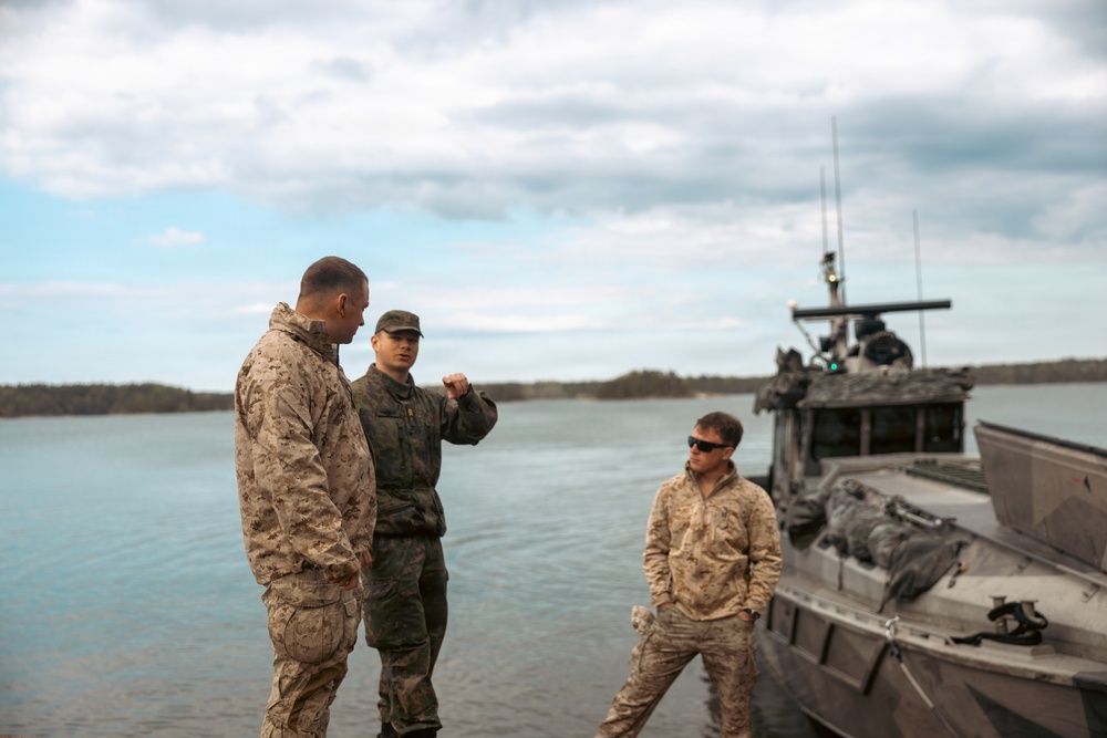 U.S. Recon Marines train with Finnish weapons, boats in Finland