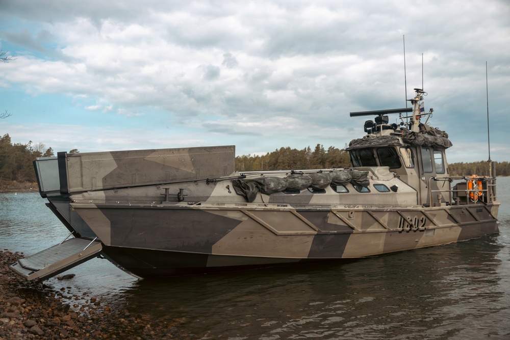 U.S. Recon Marines train with Finnish weapons, boats in Finland
