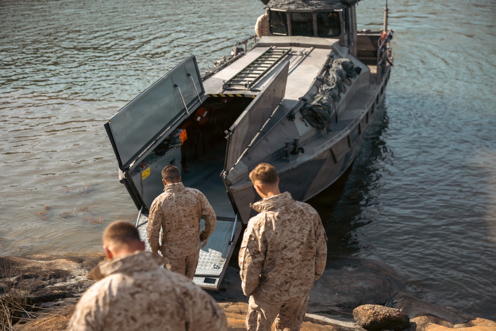 U.S. Recon Marines train with Finnish weapons, boats in Finland