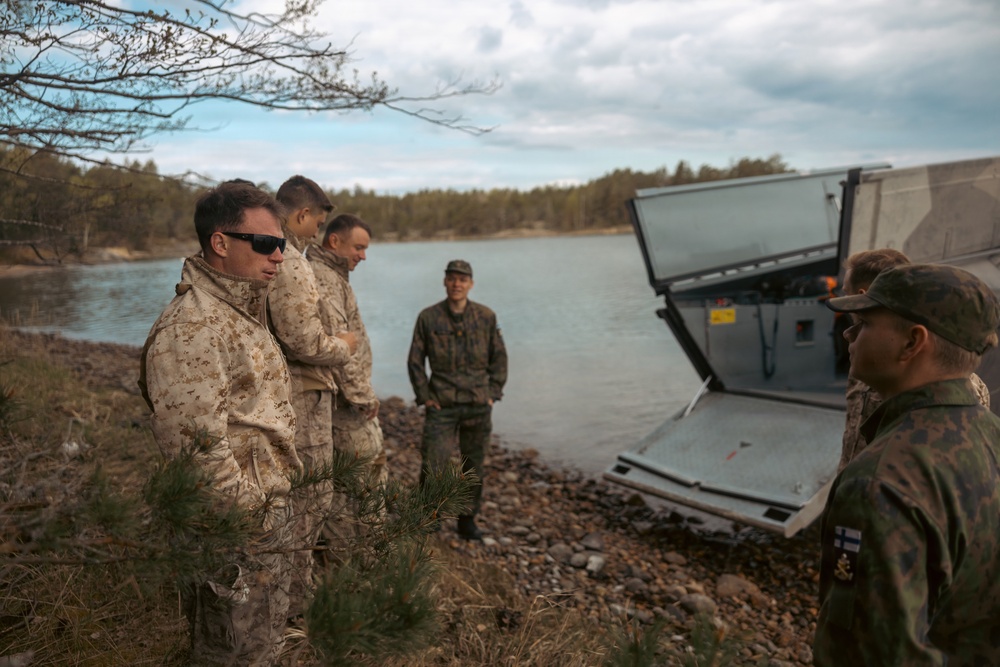 U.S. Recon Marines train with Finnish weapons, boats in Finland