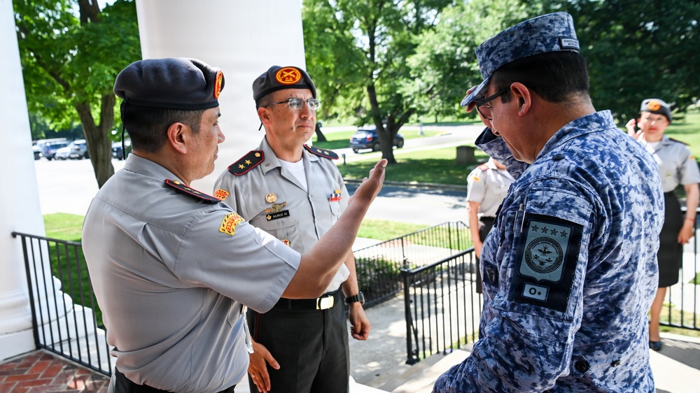 AGE-CSM Ecuador Delegation Receives IADC Academic Briefings