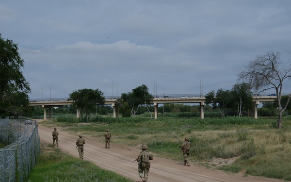 The 130th MEB emplaces concertina wire along U.S. southern border