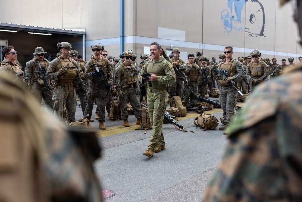 Southern Jackaroo 26: MRF-D Marines receive a class, train on Australian Army Chinook