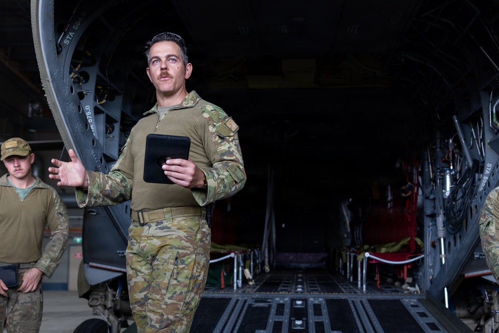 Southern Jackaroo 26: MRF-D Marines receive a class, train on Australian Army Chinook