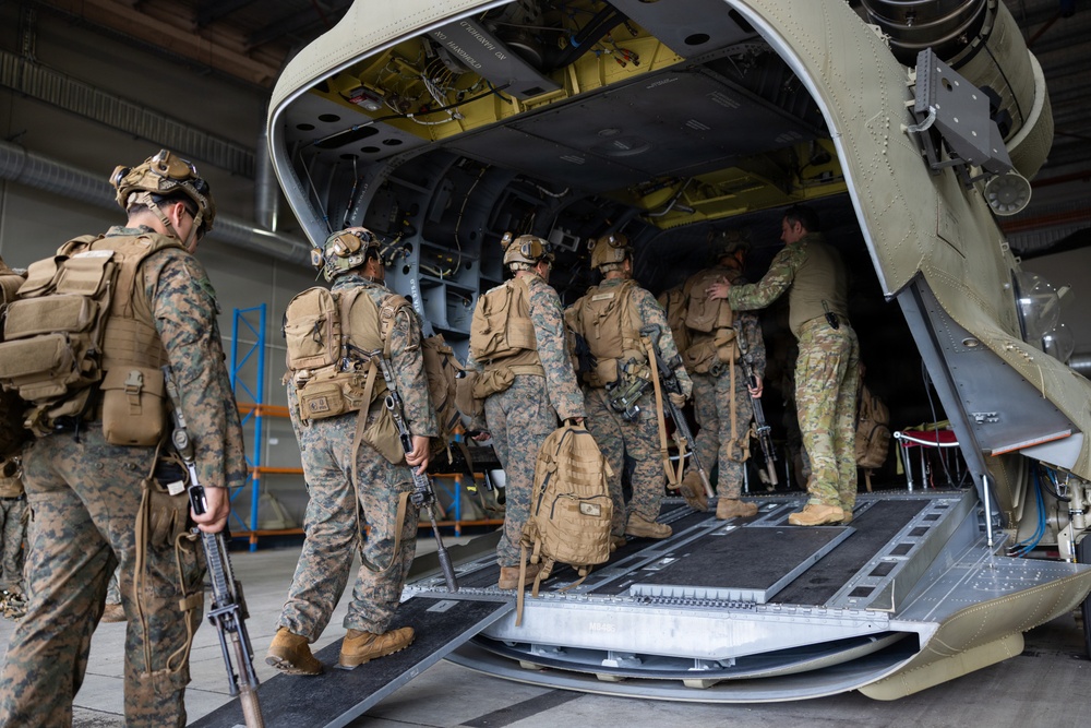 Southern Jackaroo 26: MRF-D Marines receive a class, train on Australian Army Chinook
