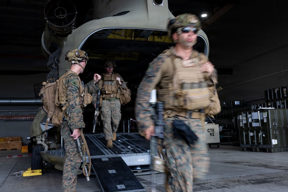 Southern Jackaroo 26: MRF-D Marines receive a class, train on Australian Army Chinook