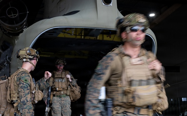 Southern Jackaroo 26: MRF-D Marines receive a class, train on Australian Army Chinook