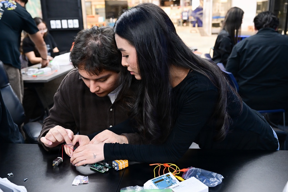 College Students Learn by Teaching in Fathomwerx Fridays Workshop Series