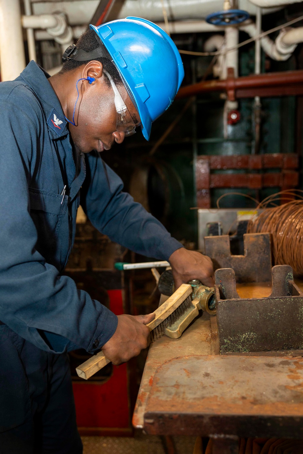 USS Bataan (LHD 5) Engineers Conduct Maintenance