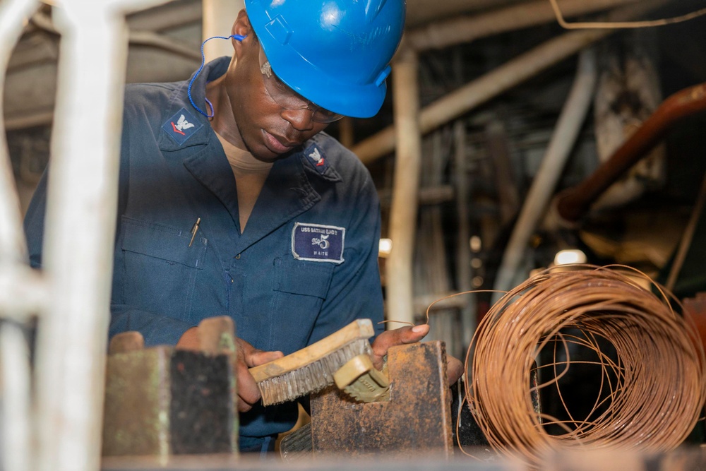 USS Bataan (LHD 5) Engineers Conduct Maintenance