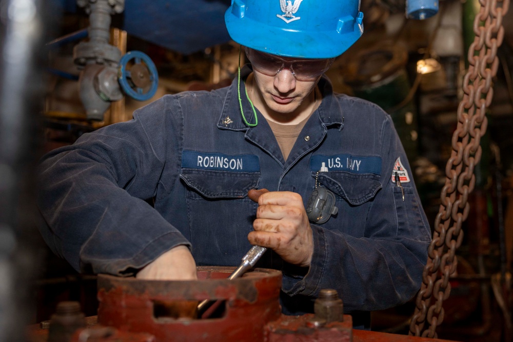 USS Bataan (LHD 5) Engineers Conduct Maintenance