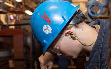 USS Bataan (LHD 5) Engineers Conduct Maintenance