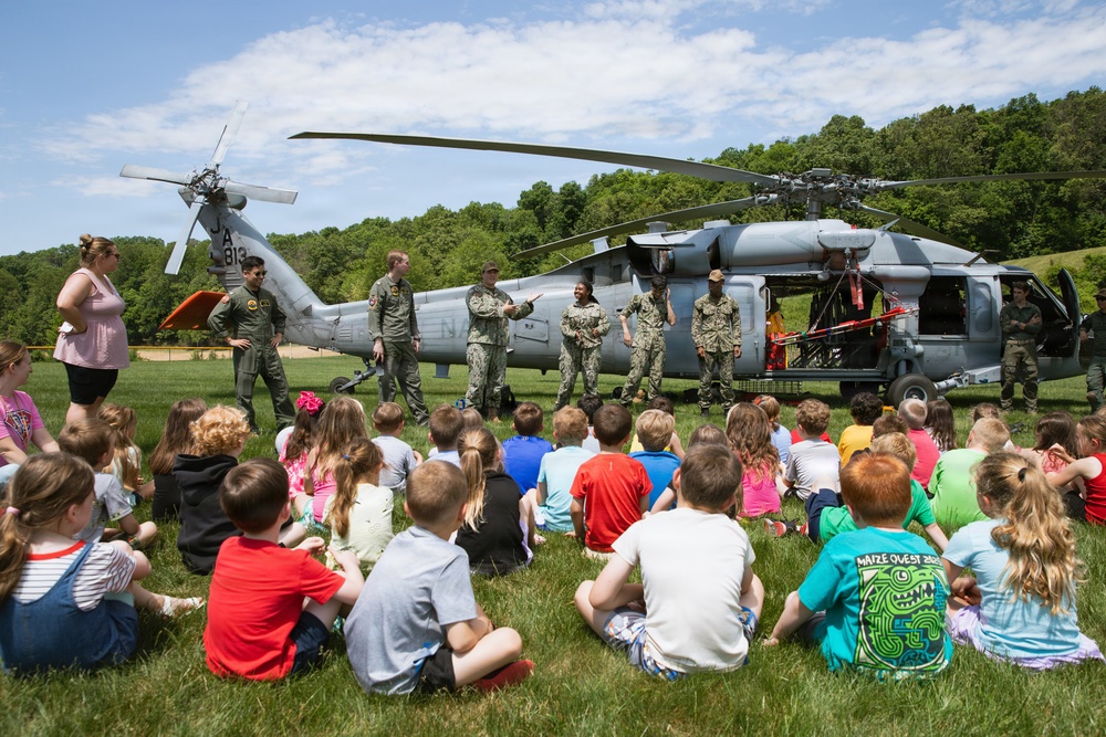 VX-1 Sailors visit school in Pennsylvania