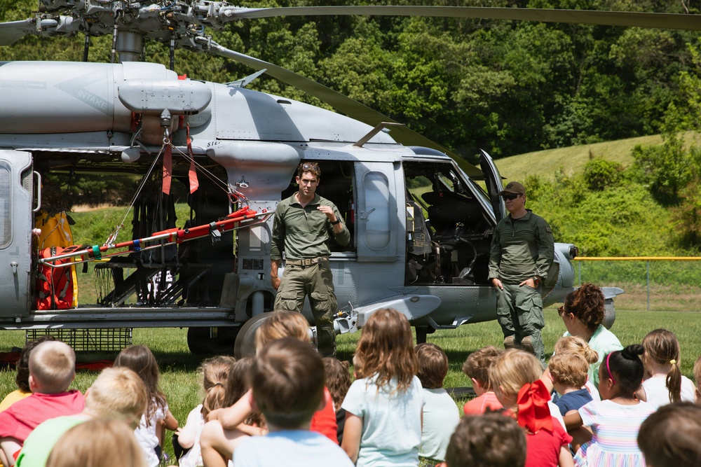 VX-1 Sailors visit school in Pennsylvania