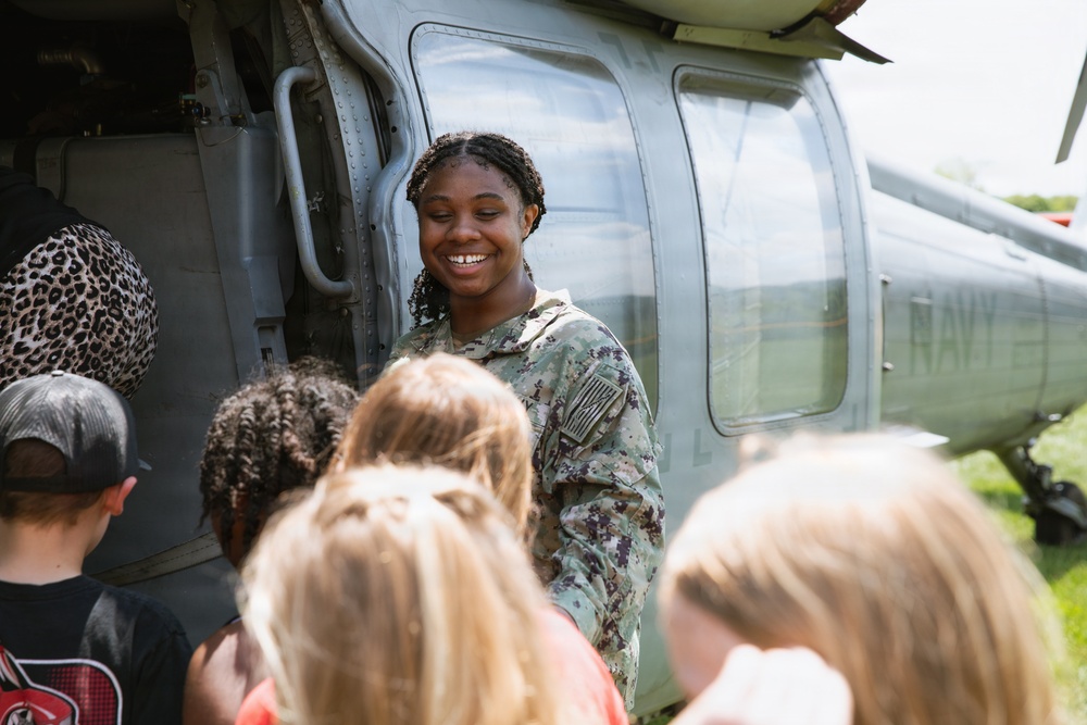 VX-1 Sailors visit school in Pennsylvania