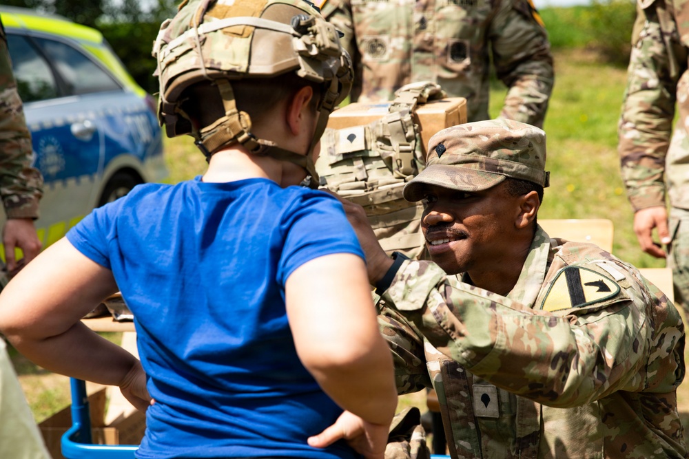 8th Brigade Engineer Battalion shows support at Polish family day event
